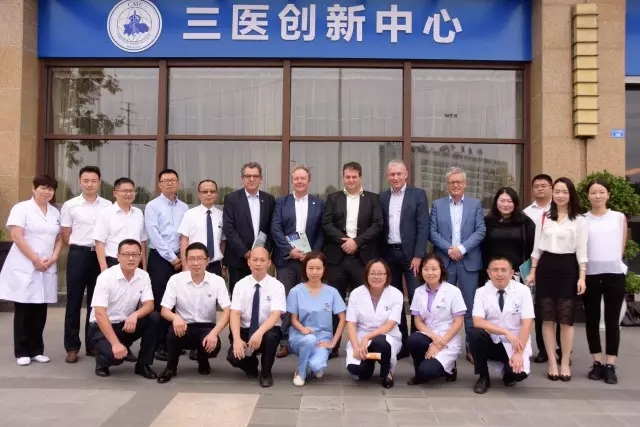荷南专家一行亲睦家三医创新中心留影